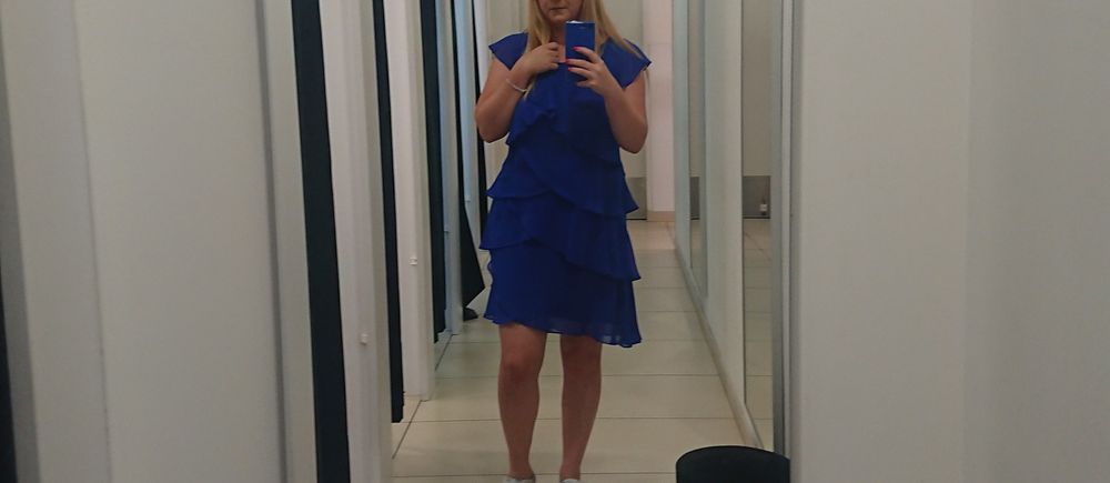 Sukienka idealna na każdą okazję, elegancka a