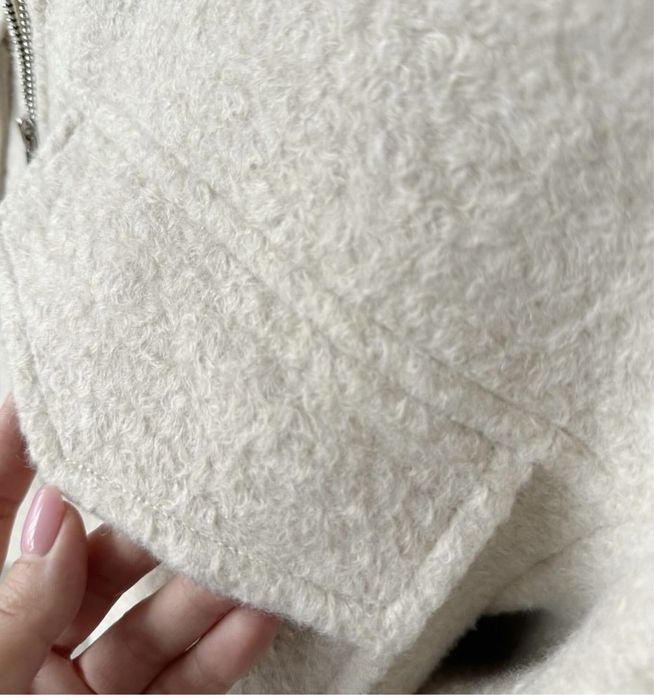 Бомбер у молочному кольорі