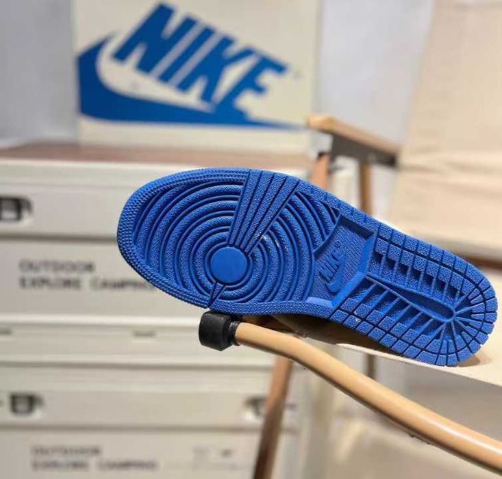 Nike Reverse Swoosh Low-top Triple Collaboration Lightning R.41