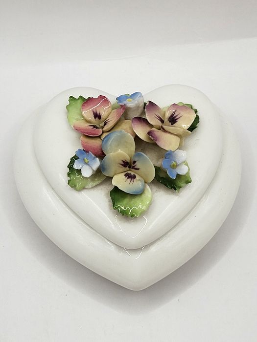 Porcelanowe szkatułka z kwiatami