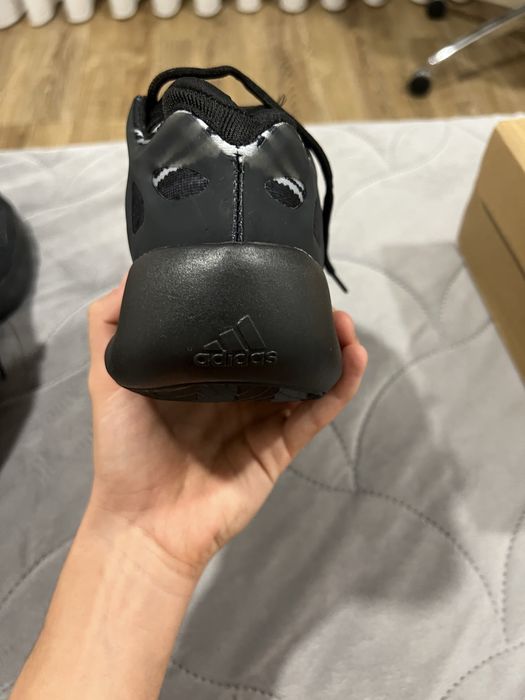 Adidas Yeezy 700