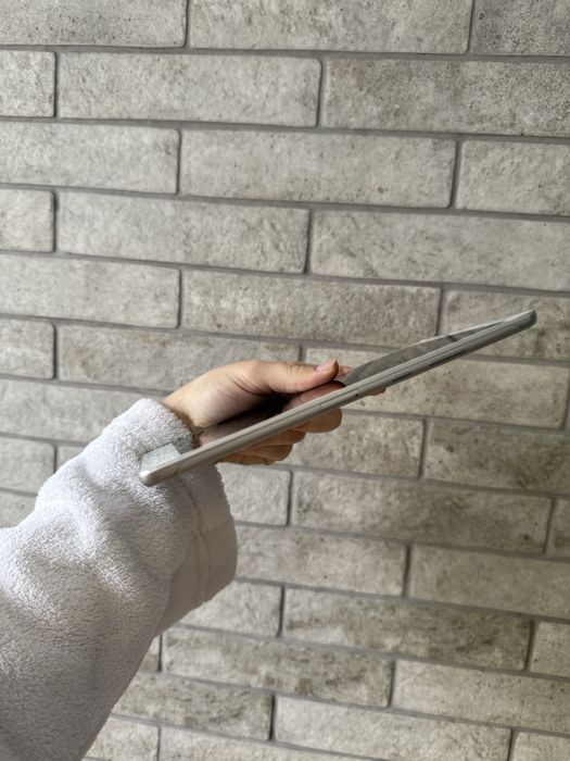Huawei планшет срібний