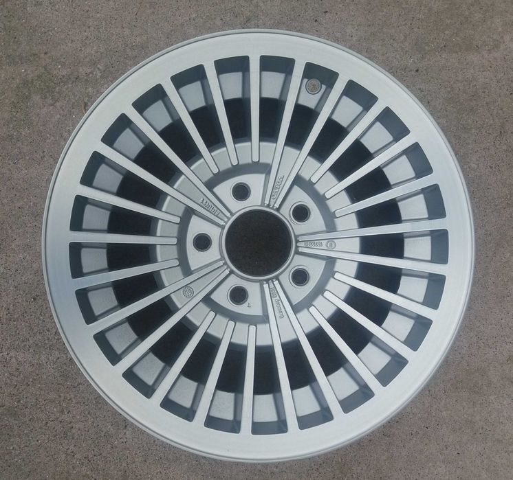 Volvo 244 245 GLT Corona em Alumínio.