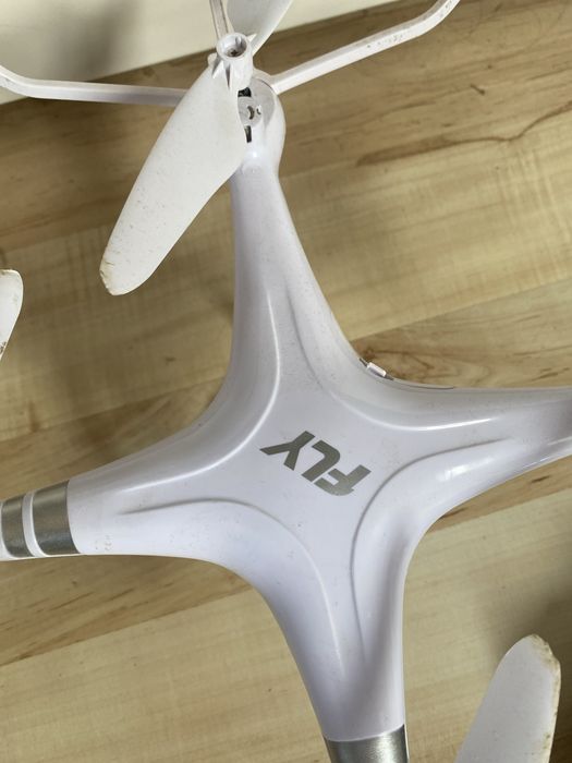 Dron latający fly