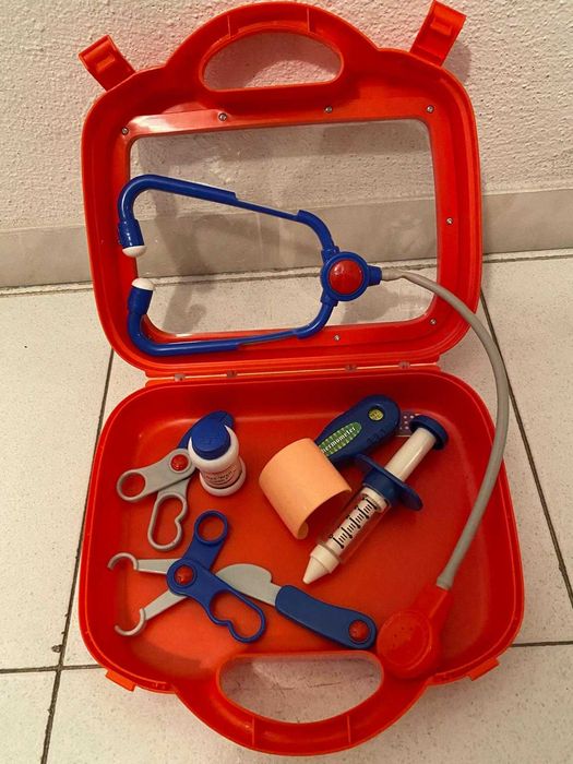 Brinquedo de encaixe e mala de médico