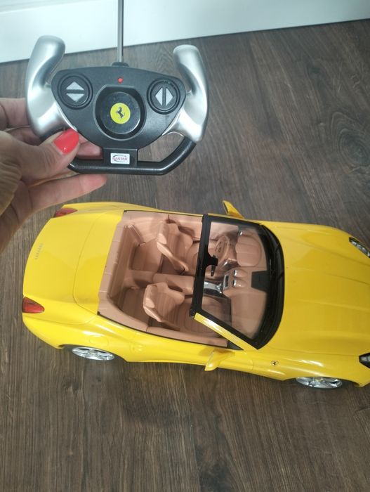 Raster Ferrari Caligornia - samochód zdalnie sterowany.