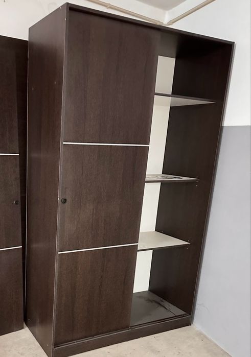 Roupeiro Elegante em Castanho — Transforme o Seu Quarto com Estilo!