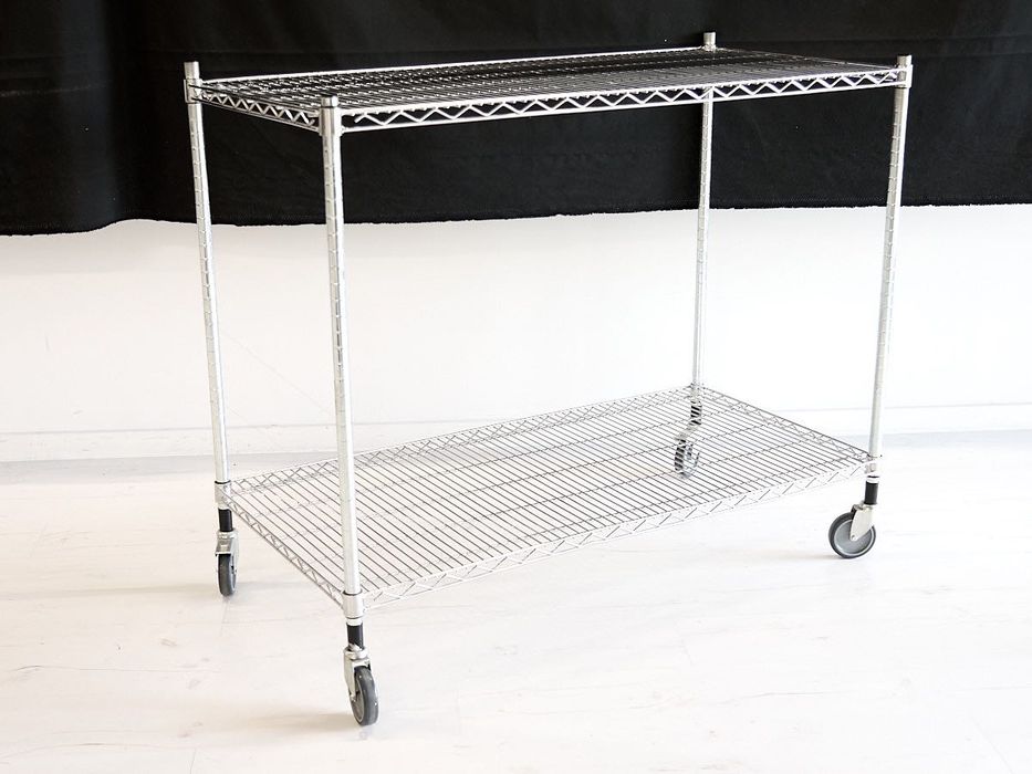 Mesa em estrutura de arame - aço cromado  121x60 com rodas
