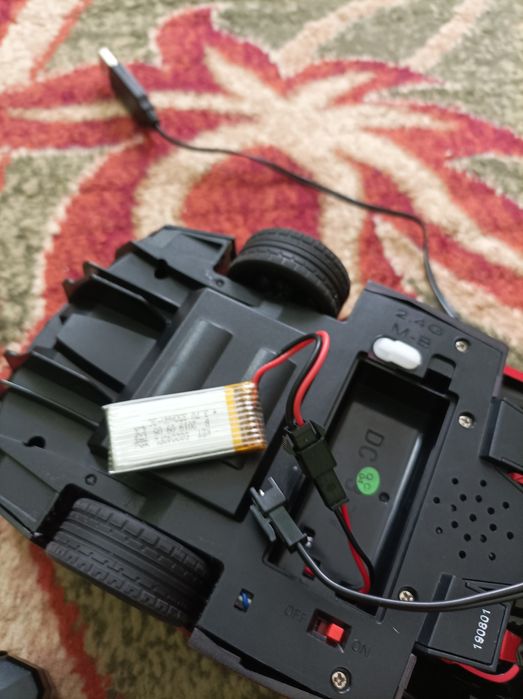 Машинка,робот.На акамуляторі