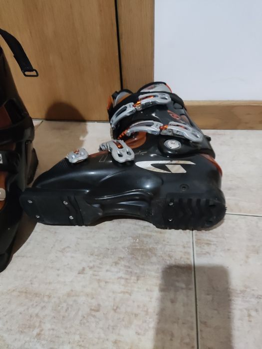 Vendo dois pares de botas de ski