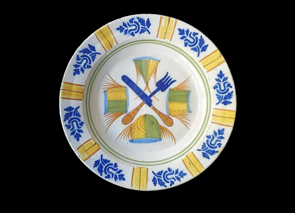 Prato faiança Peixe e Talheres, Bandeira ou Fervença, século XIX