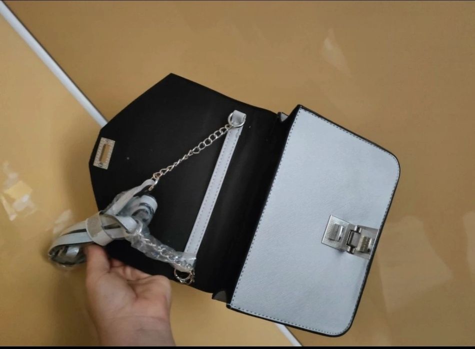 Szara torebka wizytowa na łańcuszku listonoszka