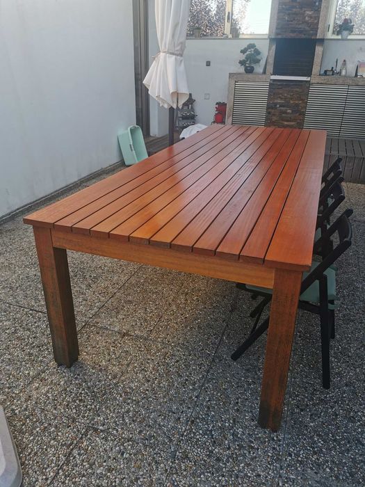 Mesa exterior grande de madeira maciça