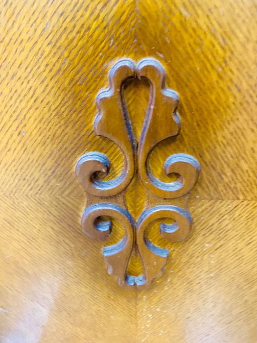 Máquina de costura antiga com móvel