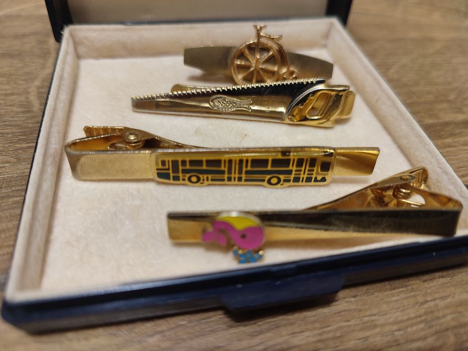 Zestaw złotych spinek do krawata – PRL  różne wzory, etui