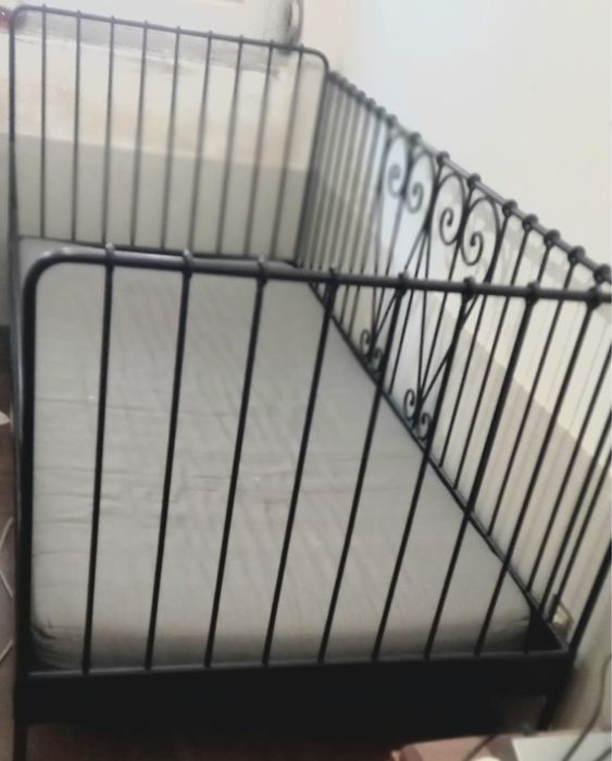 Conjunto cama e roupeiro em ferro