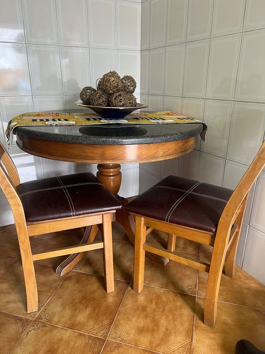 Table plus 4 chairs64586336608129120