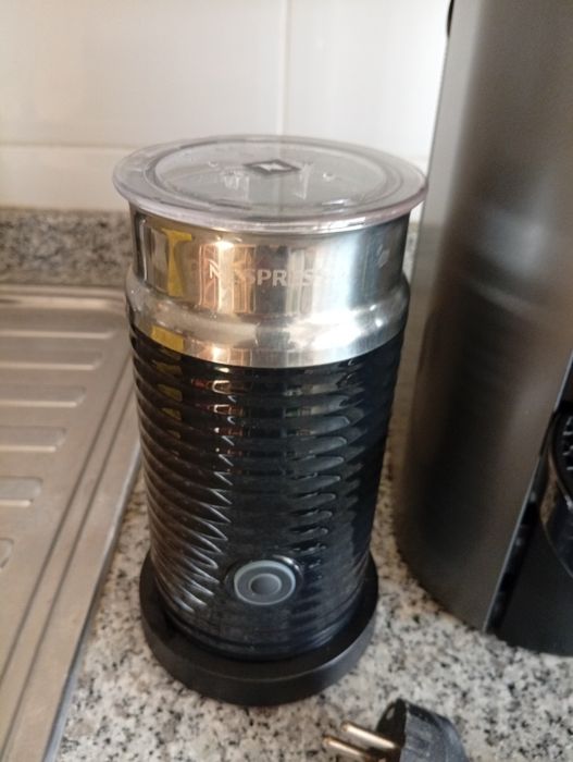 Máquina de café nespresso mais aeroccino