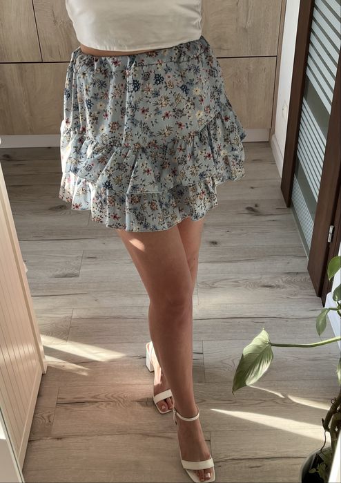 Błękitna spódniczka mini w kwiaty