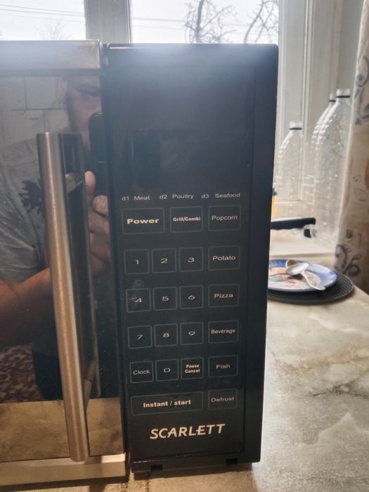 Микроволновка,порванный шлейф на плате .