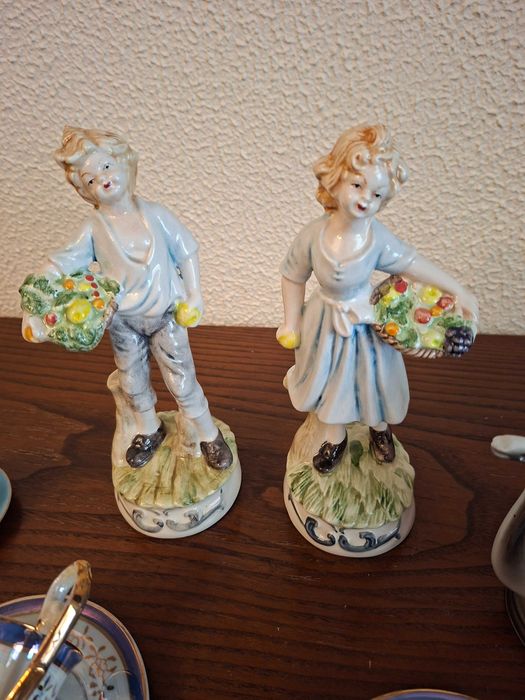 Porcelanas e biscuit  - lote de figuras e loiças de vitrine - preço do lote