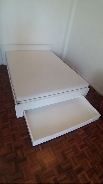 Cama de casal com colchão (também vendidos separadamente)