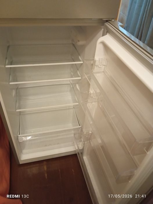 Um frigorífico marca  kunft