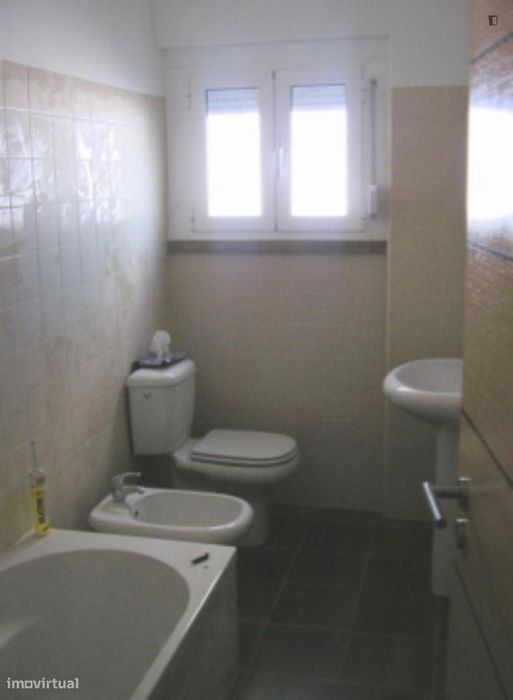 Quarto - localizado em Almada Lisbon