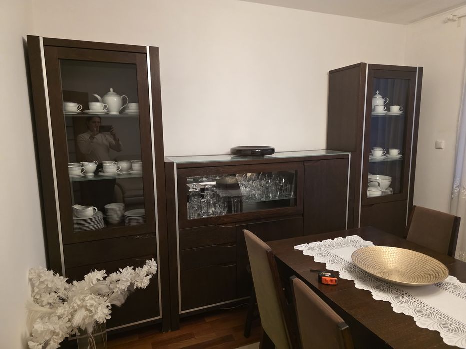 Zestaw drewnianych mebli