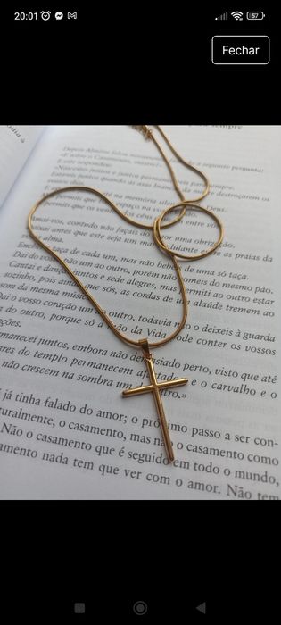 Fio cruz em aço dourado