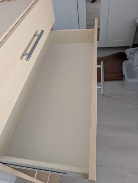 Estante de madeira com prateleiras e 2 gavetas