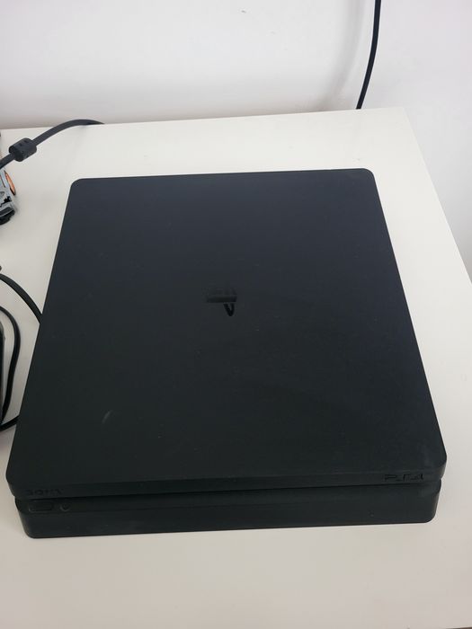 PS4 SLIM bardzo zadbana