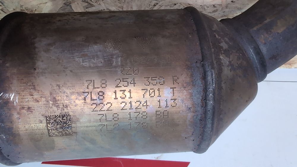 Приймальна труба з каталізатором права для Audi Q7 2009-2015