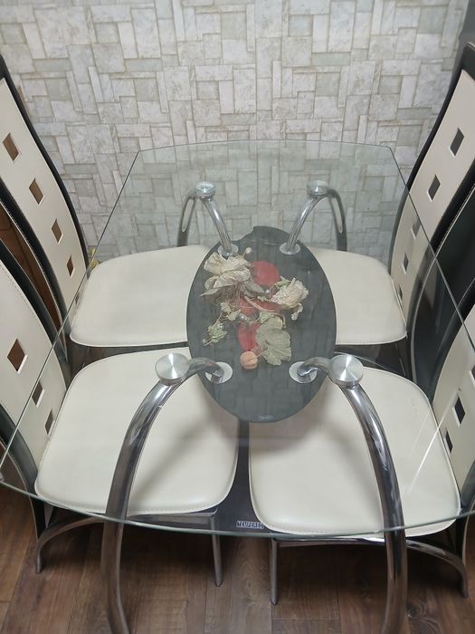 Кухонний стіл та стільчики