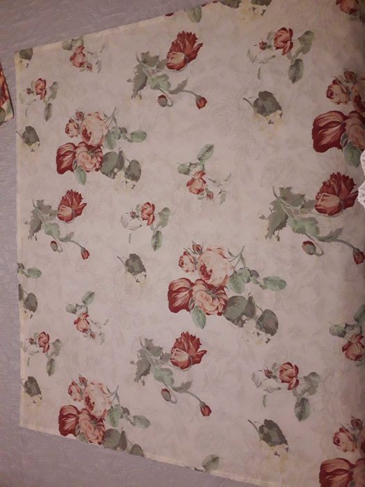 Conjunto creme com flores grandes vermelhas