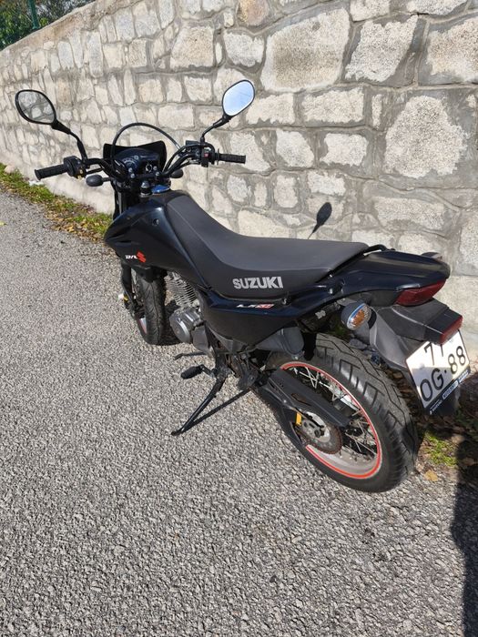 Moto Suzuki dr 125.