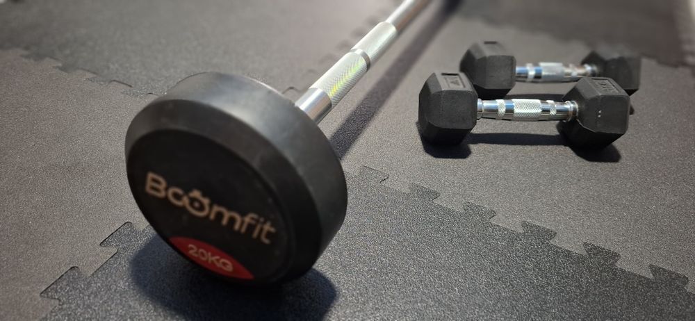 Barra 20Kg peso Fixo, halteres 3kg e kettlebell 6kg. Musculação