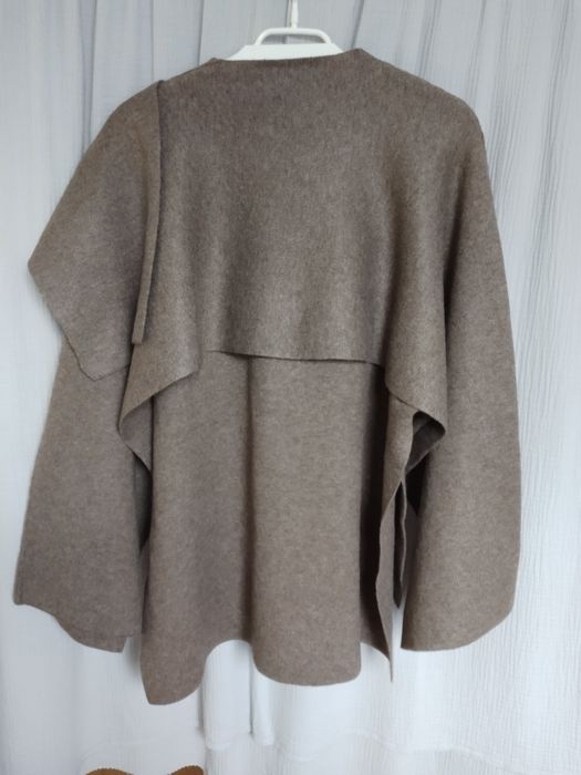 Dzianinowy krótki płaszczyk z peleryną Zara L-XL