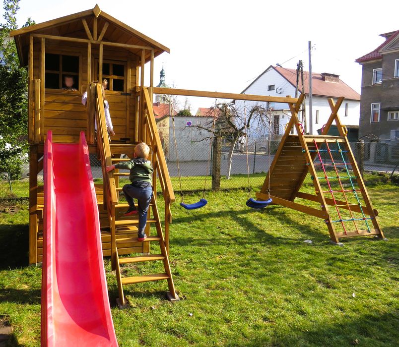Domek na podwyższeniu Drewniany plac zabaw Huśtawka Ściana wspinaczkow