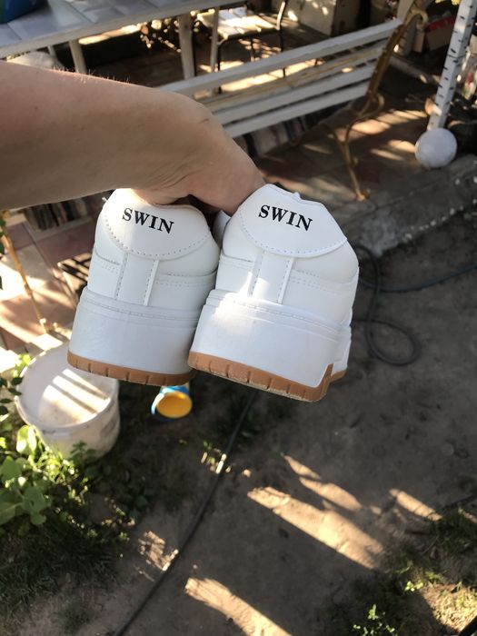 Кросіви білі 37-38 розмір