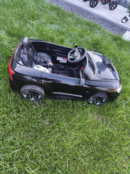 Auto Audi na akumulatory