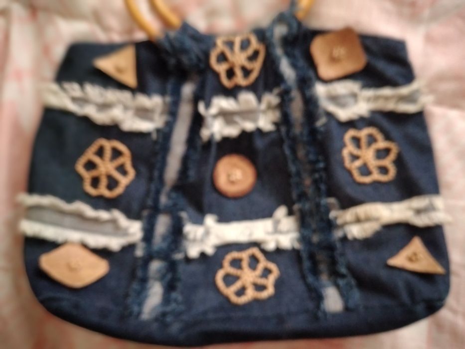 Carteira de ganga com aplicações de bambu