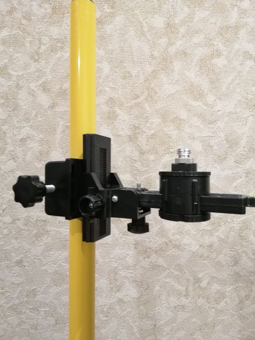 Кріплення кронштейн для лазерного рівня розпірної телескопічної штанги