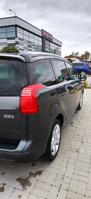 Автомобіль Peugeot 5008.