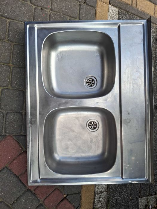 Dwukomorowy zlewozmywak ze stali nierdzewnej