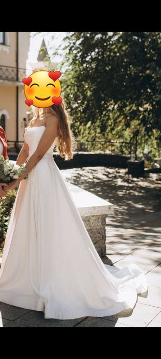 Шикарна весільна сукня зі шлейфом