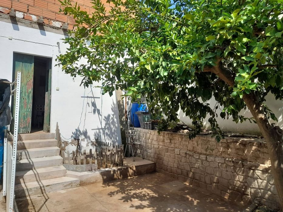 Moradia rés -do-chão com anexo de 2 pisos