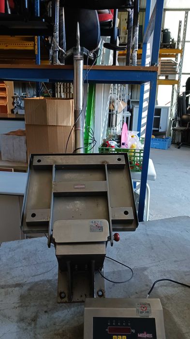 Balanças de suspensão fixas na parede.