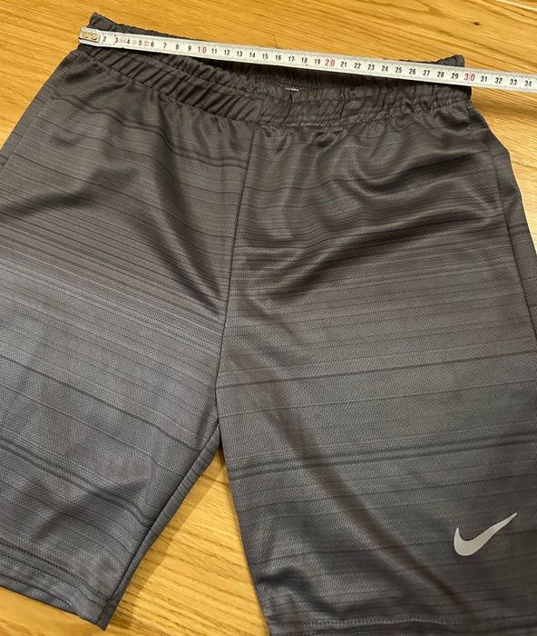 Сірі тренувальні шорти Nike 14-17 років