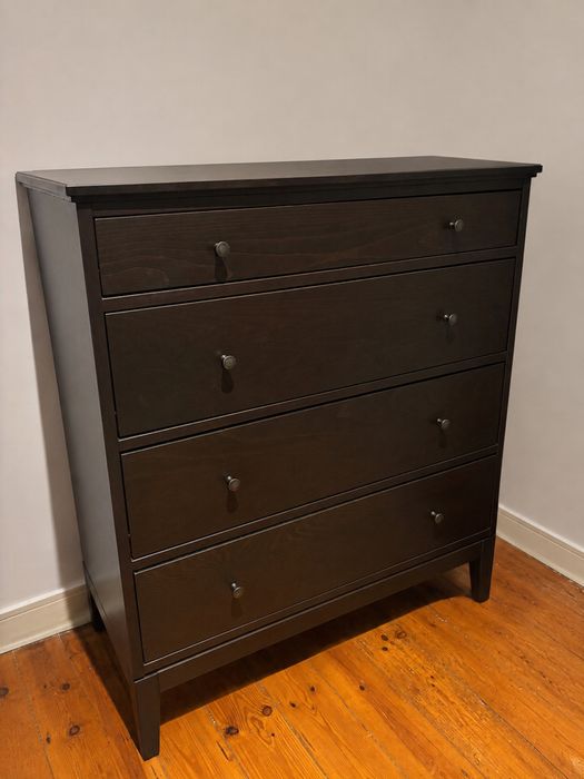Cómoda IKEA com 4 gavetas